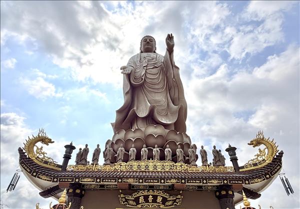 Chiêm bái tượng Phật A Di Đà cao 24m tại chùa Kim Tiên