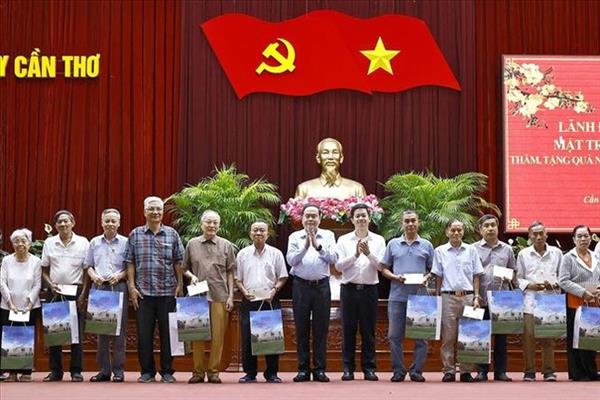 Председатель НС вручил подарки малоимущим семьям и рабочим в городе Кантхо