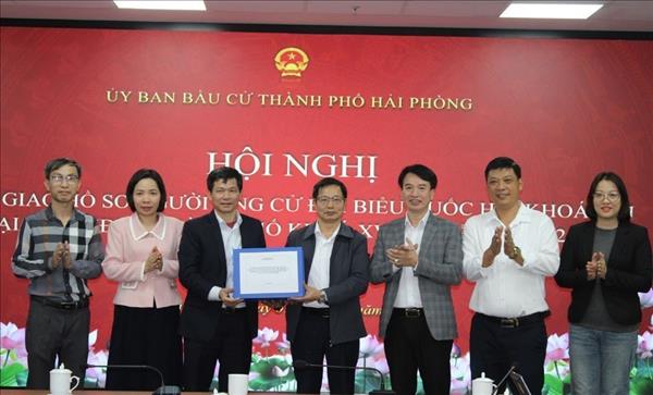 Hải Phòng: Bàn giao hồ sơ người ứng cử đại biểu Quốc hội khóa XVI và đại biểu HĐND thành phố nhiệm kỳ 2026-2031