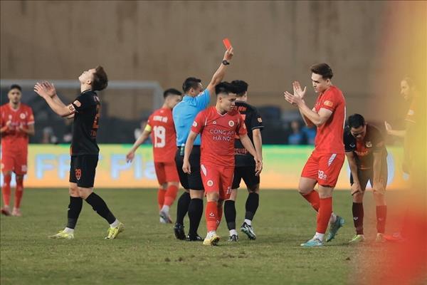 V.League 1-2025/2026: Thua trận đầu tiên, Câu lạc bộ Ninh Bình mất ngôi đầu bảng