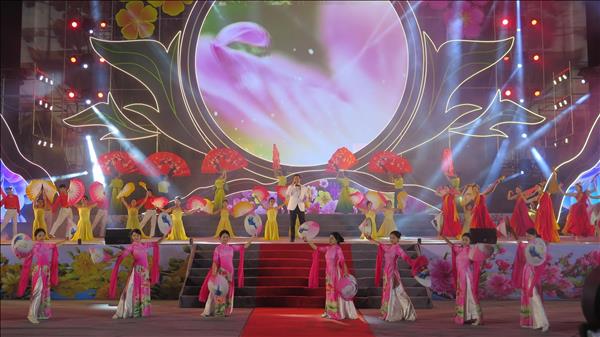 Giao lưu văn nghệ chào Xuân qua biên giới