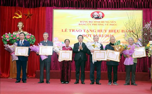 96 năm thành lập Đảng: Tổ chức các hoạt động gặp mặt, trao huy hiệu đảng đợt 3/2