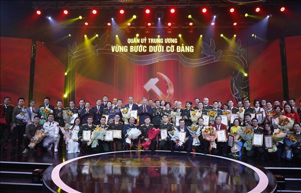 អគ្គលេខាបក្ស លោក តូ ឡឹម ចូលរួមពិធីបិទនិងប្រគល់រង្វាន់នៃការប្រឡង ដើរយ៉ាងរឹងមាំក្រោមទង់បក្ស