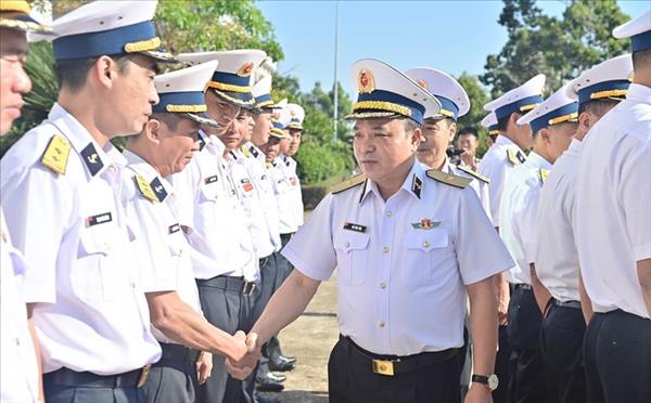 ຢ້ຽມ​ຢາມ, ມອບ​ຂອງ​ຂັວນ ແລະ ອວຍ​ພອນ​ບຸນ​ປີ​ໃໝ່​ປະ​ຈຳ​ຊາດ ບັນ​ດາ​ກຳ​ລັງ​ປະ​ຕິ​ບັດ​ໜ້າ​ທີ່​ຢູ່​ທະ​ເລ