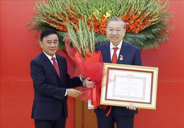 Trao Huy hiệu 45 năm tuổi Đảng tặng Tổng Bí thư Tô Lâm