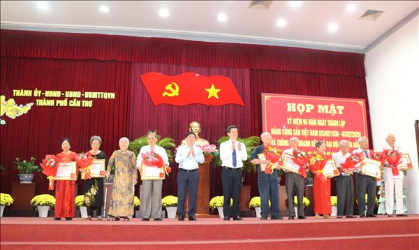 Trao tặng Huy hiệu đảng cho đảng viên cao niên tuổi đảng