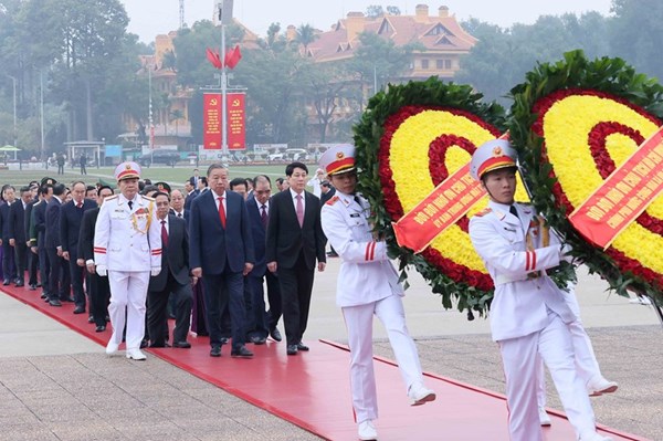 Party, State leaders pay tribute to President Ho Chi Minh on CPV founding anniversary