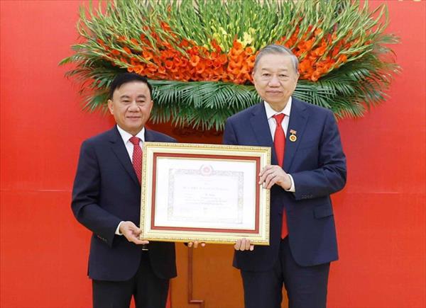 Party General Secretary awarded 45-year Party membership badge