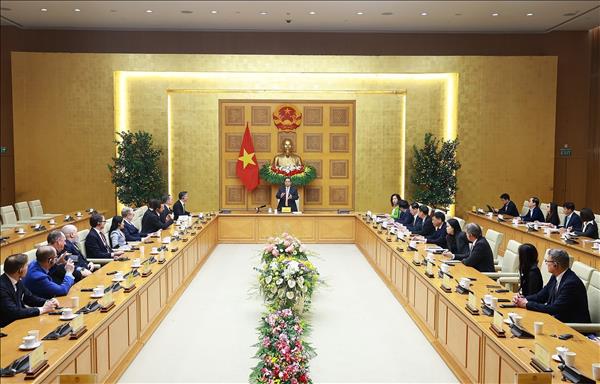 Премьер-министр Фам Минь Тьинь провёл рабочую встречу с делегацией швейцарских и европейских предприятий