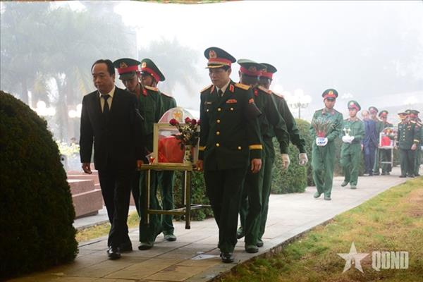 ແຂວງດ້ຽນບຽນ: ຈັດພິທີໄວ້ອາໄລ ແລະປົງອັດຖິທະຫານອາສາສະໝັກ ແລະຊ່ຽວຊານຫວຽດນາມ ທີ່ເສຍສະຫຼະຊີວິດໃນປາງສົງຄາມຢູ່ລາວ