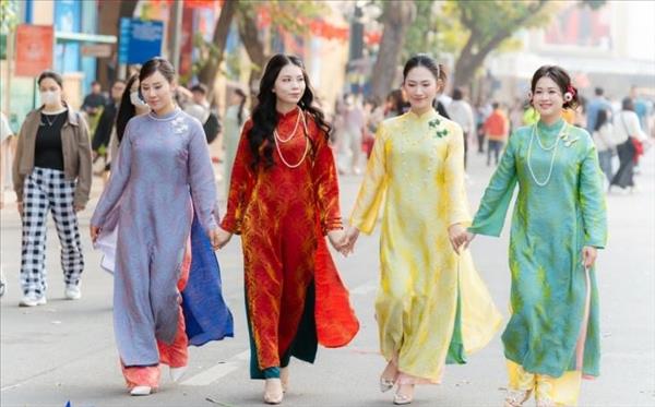 Giới trẻ lên đồ check-in phố cổ Hà Nội ngày cận Tết