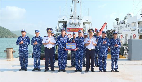Tàu Cảnh sát biển xuất bến trực chiến xuyên Tết