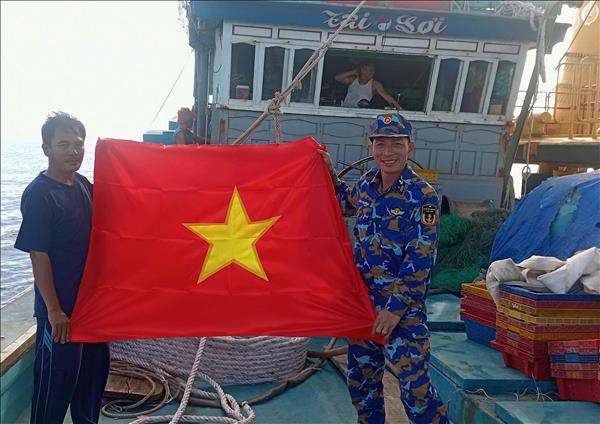 Ngọn cờ vững chắc của Đảng giữa trùng khơi