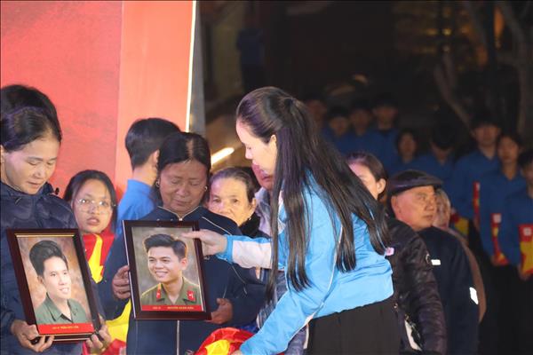 Xúc động chương trình Tết tri ân Liệt sĩ