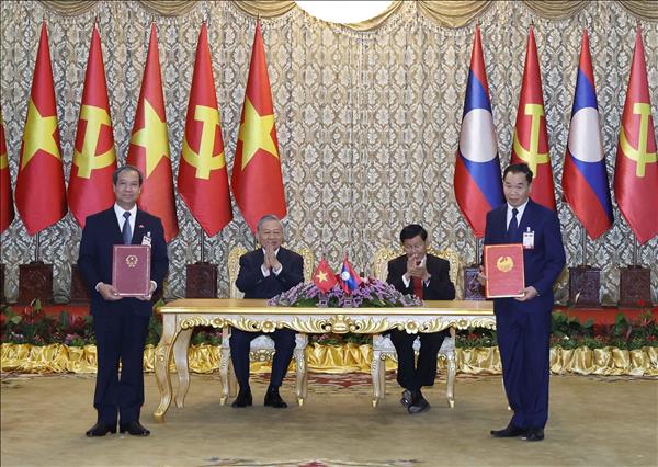 苏林总书记出席越老合作文件交换仪式