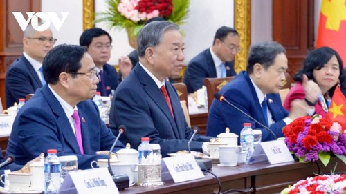 トー・ラム書記長　ラオスのトーンルン党書記長・国家主席と会談