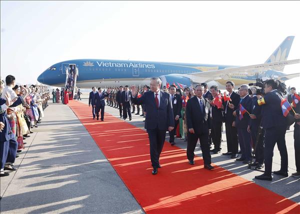 Vietnamese Party chief arrives in Vientiane, beginning state visit to Laos