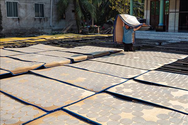 Làng nghề bánh phồng Sơn Đốc nhộn nhịp đón Tết