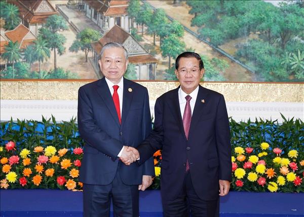 洪森亲王为越共中央总书记苏林一行举行隆重欢迎仪式