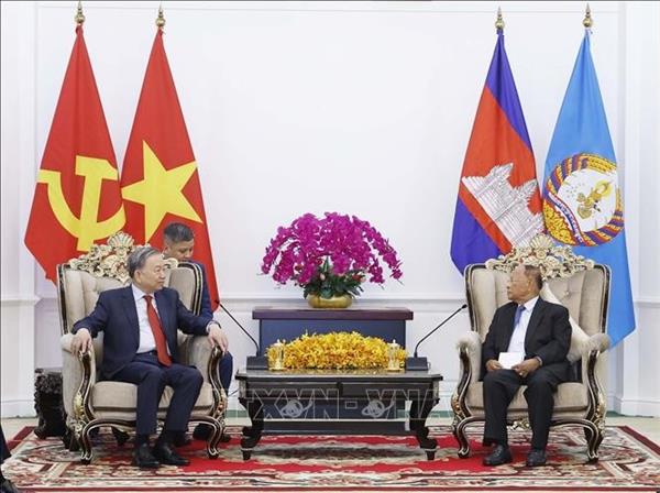 ທ່ານ​ເລ​ຂາ​ທິ​ການ​ໃຫຍ່ ໂຕ​ເລິມ ພົບ​ປະ​ກັບ​ທ່ານ Heng Samrin ​ປະ​ທານ​ກຽດ​ຕິ​ມະ​ສັກ​ພັກ​ປະ​ຊາ​ຊົນ​ກຳ​ປູ​ເຈຍ