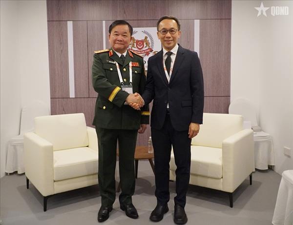 ຄະນະຜູ້ແທນກະຊວງປ້ອງກັນປະເທດຫວຽດນາມ ເຂົ້າຮ່ວມງານວາງສະແດງການບິນສິງກະໂປ