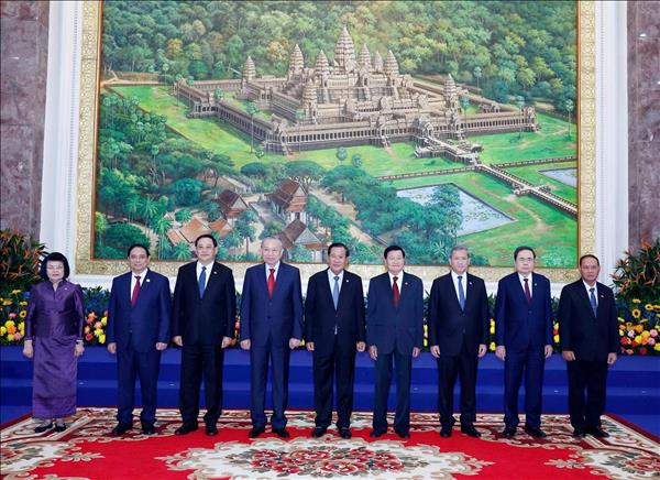 កិច្ចប្រជុំកំពូលរវាងបក្សទាំងបី៖ គណៈបក្សប្រជាជនកម្ពុជា គណៈបក្សកុម្មុយនីស្តវៀតណាម និងគណៈបក្សប្រជាជនបដិវត្តន៍ឡាវ