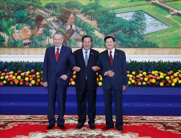 លោកអគ្គលេខាបក្ស តូ ឡឹម ធ្វើជាសហអធិបតីក្នុងកិច្ចប្រជុំមេដឹកនាំបក្សទាំងបីរបស់វៀតណាម កម្ពុជា និងឡាវ