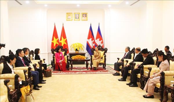 Chủ tịch Ủy ban Trung ương Mặt trận Tổ quốc Việt Nam Bùi Thị Minh Hoài gặp Phó Chủ tịch Đảng Nhân dân Campuchia