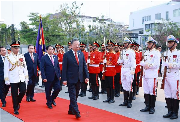 Tổng Bí thư Tô Lâm đặt vòng hoa tại Đài Độc lập ở Phnom Penh
