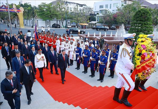 Tổng Bí thư Tô Lâm đặt vòng hoa tại Đài Độc lập ở Phnom Penh