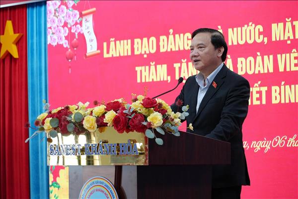 Phó Chủ tịch Quốc hội Nguyễn Khắc Định thăm, tặng quà Tết tại Khánh Hòa