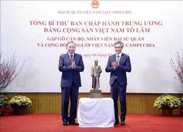 또 럼 당 서기장, 캄보디아 주재 베트남 교민과 만나