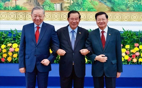 ທ່ານ​ເລ​ຂາ​ທິ​ການ​ໃຫຍ່ ໂຕ​ເລິມ ເປັນ​ປະ​ທານ​ຮ່ວມ​ການ​ພົບ​ປະ​ກັບ​ຜູ້​ນຳ​ໜ້າ​ຂອງ​ສາມ​ພັກ ຫວຽດ​ນາມ - ກຳ​ປູ​ເຈຍ - ລາວ