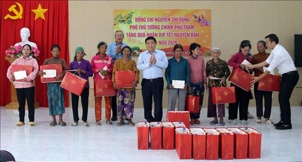 Phó Thủ tướng Chính phủ Nguyễn Chí Dũng thăm, tặng quà Tết tại Khánh Hòa