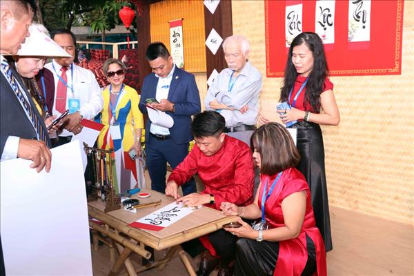 Ciudad Ho Chi Minh celebra encuentro con vietnamitas en el exterior con motivo del Tet