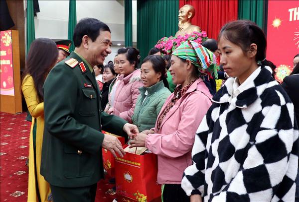 Đại tướng Phan Văn Giang thăm, chúc Tết và tặng quà các đối tượng chính sách tại Thái Nguyên