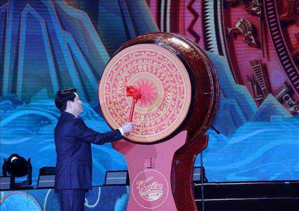 르엉 끄엉 국가주석, 베트남 교포 위한 ‘2026 베트남 고향의 봄 예술 프로그램 참석