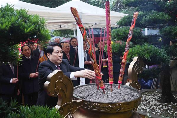 Chủ tịch nước Lương Cường cùng đại biểu kiều bào dâng hương tại Tượng đài Lý Thái Tổ và đền Ngọc Sơn