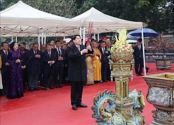 State President, OVs offer incense at Ly Thai To Monument, Ngoc Son Temple