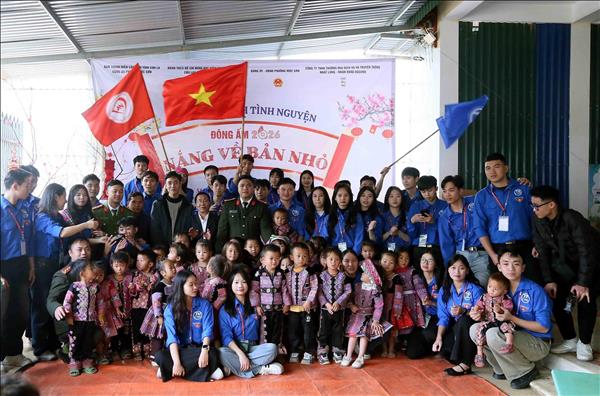 Lực lượng vũ trang chung tay chăm lo Tết cho học sinh, người có hoàn cảnh khó khăn