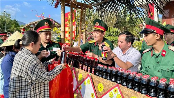 Thành phố Hồ Chí Minh: Các lực lượng vũ trang chăm lo Tết cho người dân trên tuyến biên giới biển