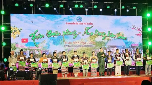 Mang Tết đến bà con vùng biên giới