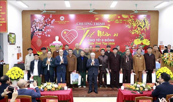 Phó Chủ tịch Thường trực Quốc hội Đỗ Văn Chiến tặng quà Tết cho đồng bào khó khăn ở tỉnh Phú Thọ