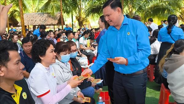 Ấm áp nghĩa tình dành cho người lao động nhân dịp đón Xuân mới