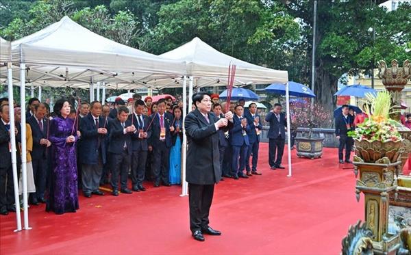 ທ່ານປະທານປະເທດ ເລືອງເກື່ອງ ພ້ອມກັບຜູ້ແທນຊາວ ຫວຽດນາມ ອາໄສຢູ່ຕ່າງປະເທດ ຖະຫວາຍທູບທຽນຢູ່ອະນຸສາວະລີ ລີທາຍໂຕ ແລະ ວິຫານ ງອັກເຊີນ