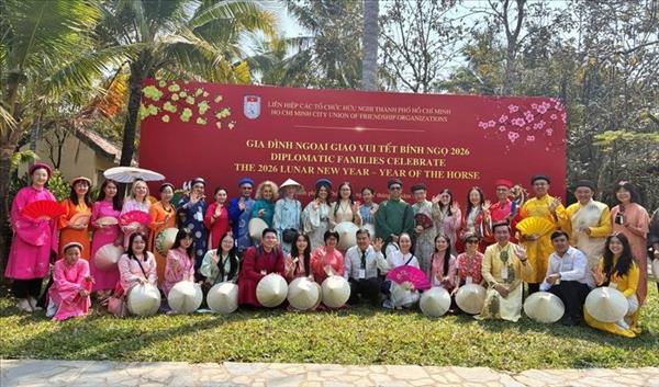 ຄອບຄົວຄະນະທູຕານຸທູດມ່ວນຊື່ນຕ້ອນຮັບບຸນເຕັດປີມະເມຍ 2026 - ຂົວເຊື່ອມຕໍ່ວັດທະນະທຳ ຕິດພັນກັບຄະນະທູຕານຸທູດຢູ່ນະຄອນ ໂຮ່ຈີມິນ