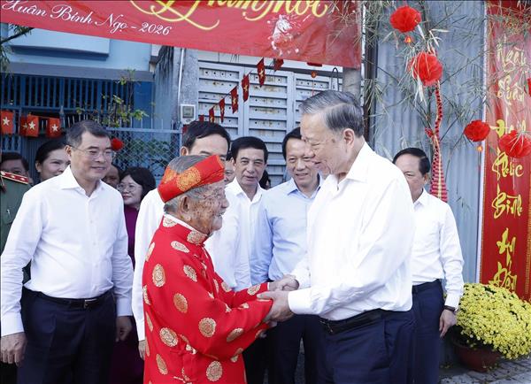 苏林总书记走访慰问研究家阮廷思并致以新春祝福