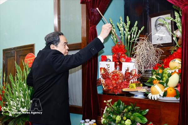 越南国会主席陈青敏在67号房上香缅怀胡志明主席