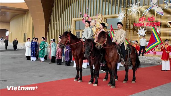 2026年春季博览会：百花步行礼赞越南传统服饰之美