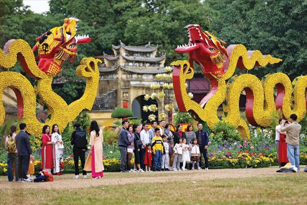 La citadelle impériale de Thang Long en immersion dans latmosphère du Têt
